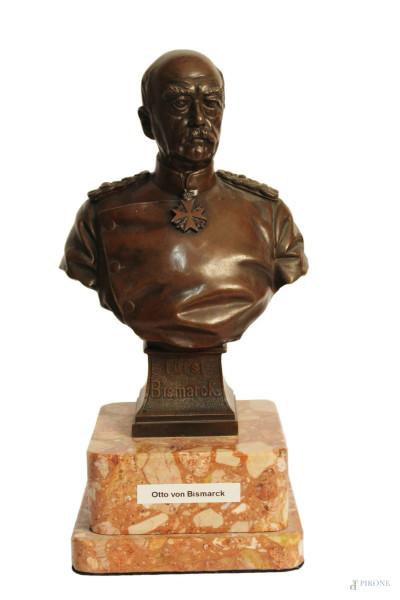 Otto Von Bismark, busto in bronzo, H 24 cm.