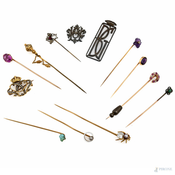 Lotto di spille in oro, oro basso e argento, lunghezza massima cm 8, peso lordo complessivo gr 28