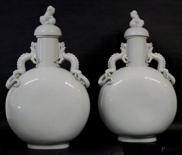 Coppia di grandi vasi cinesi in porcellana celadon, manici zoomorfi, coperchi con presa a foggia di cani di Pho, marca sotto la base, cm h 73, (difetti)