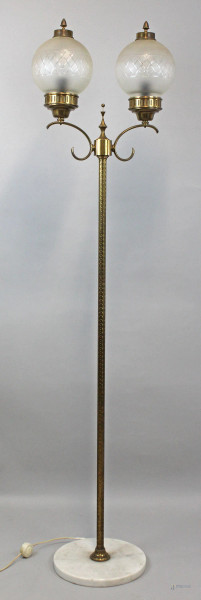 Lampada da terra a due luci in metallo dorato, con paralumi in vetro satinato e controtagliato, base in marmo, alt. cm 180, XX secolo, (segni del tempo)
