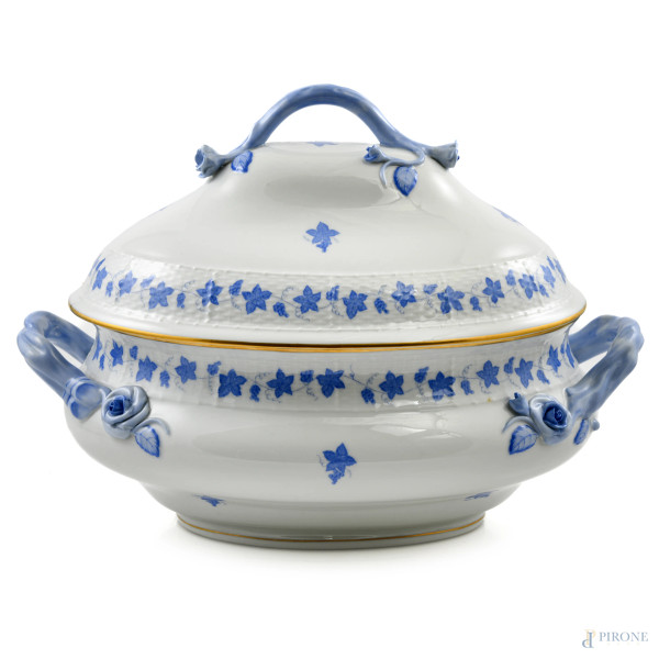 Zuppiera in porcellana Herend decorata nei toni del bianco e del blu a motivi vegetali, XX secolo, cm 28x38x25