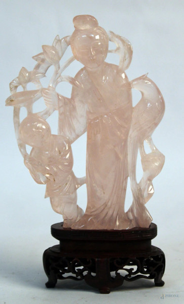 Fior di loto con bambino, scultura in quarzo rosa con base in tek, H 13,5 cm.