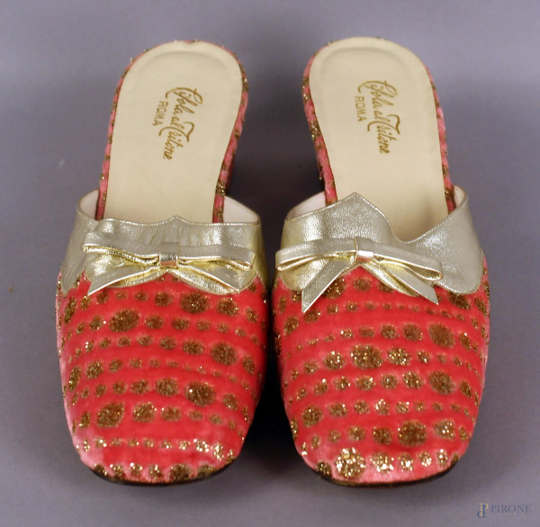 Pantofole eleganti con tacco in velluto e cuoio, marcate Ciofola al Tritone.