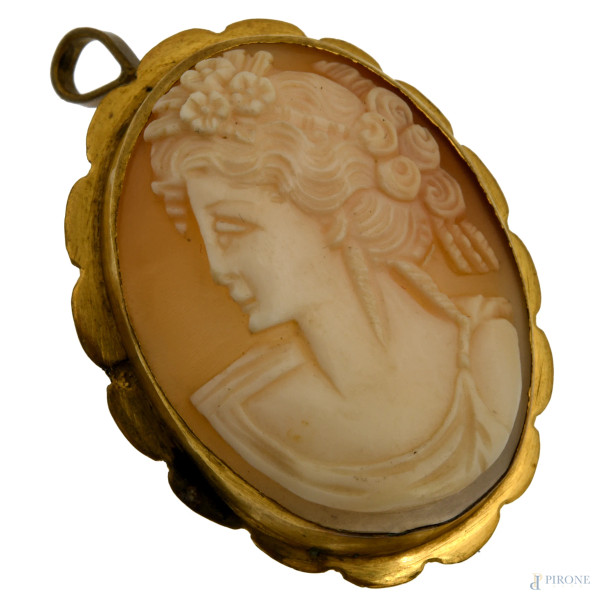 Spilla con cammeo in metallo dorato, XX secolo, cm 3,5x2,5