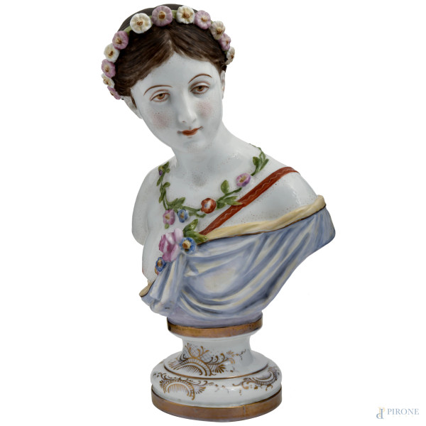 Busto di ragazza cornonata di fiori in porcellana, XX secolo, altezza cm 35,5, (difetti)