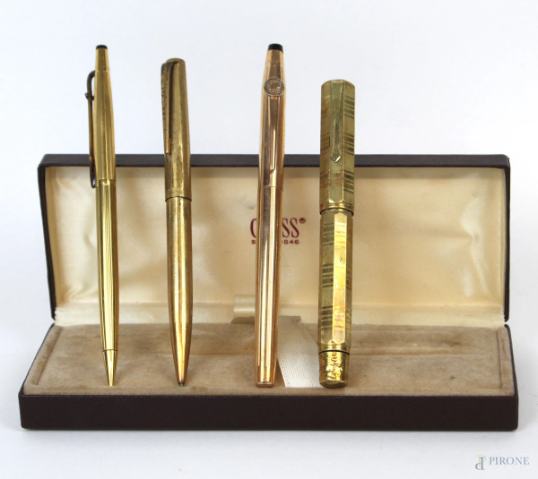 Lotto di quattro penne in metallo dorato, composto da due penne biro e due penne stilografiche, lunghezza max cm 13,5, marche diverse, XX secolo, entro custodia, (difetti).