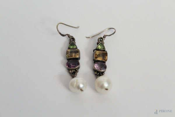 Coppia di orecchini con perle e vetri colorati.
