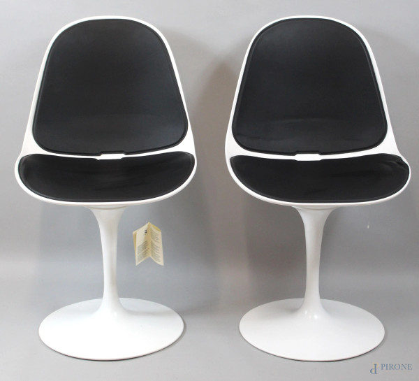 Lotto composto da due sedie girevoli Bontempi, base fissa rivestita in ecopelle color bianco.