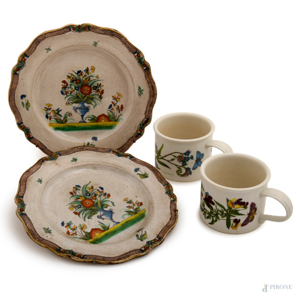 Lotto composto da due tazze in ceramica Portmeirion, The Botanic Garden, e da due piattini smaltati con decoro floreale, misure massime diametro cm 23,5 (difetti)