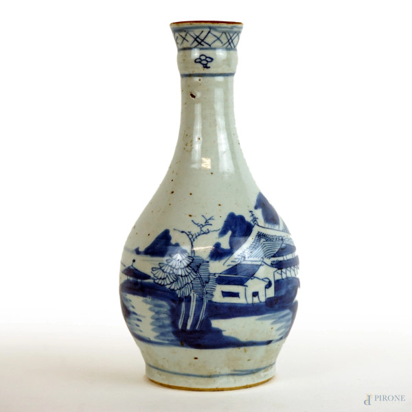 Vaso in porcellana blu a decoro di paesaggio, cm h 24, Cina, XX secolo.