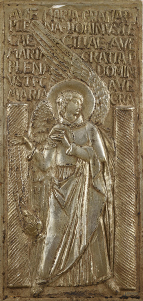 Placca in gesso dorato con rilievo raffigurante angelo e invocazione mariana, XX secolo, misure complessive cm 62,5x30, (segni di usura, scalfiture, difetti)
