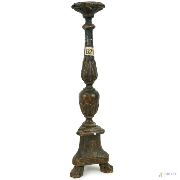 Candeliere in legno scolpito ed intagliato, XIX secolo, cm h 41,5
