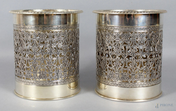 Coppia di portabottiglie in argento traforato e cesellato, altezza 13,5 cm, diametro 12 cm, gr. 750.