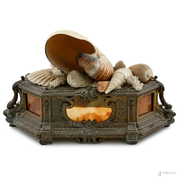 Elemento decorativo da tavolo in metallo, legno e materiali vari con composizione apicale di conchiglie, XX secolo, cm24x36x12, (segni di usura, difetti)