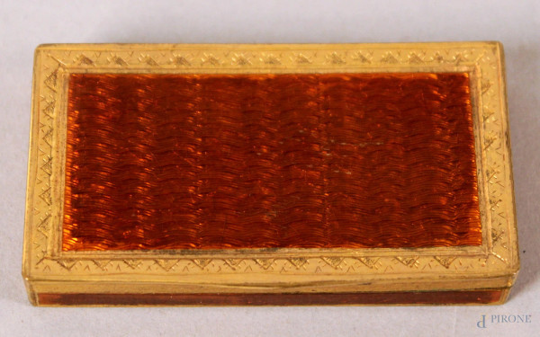 Scatolina in metallo dorato con smalti, altezza 1,5x8,5x4,5 cm.