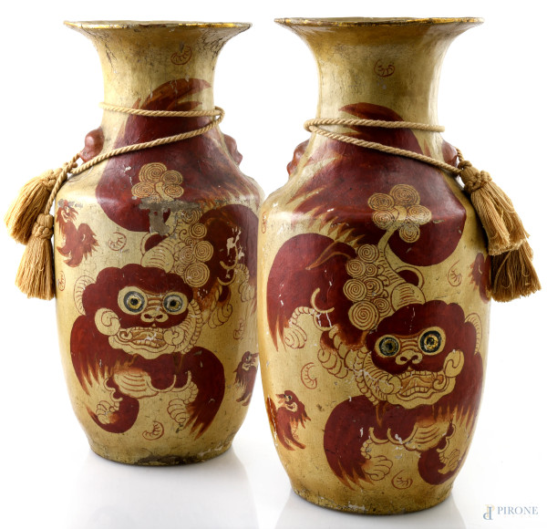 Coppia di vasi in papier machè decorati con dragoni e ideogrammi, XIX-XX secolo, altezza massima cm 40,5, (segni di usura, cadute di colore, abrasioni, difetti)