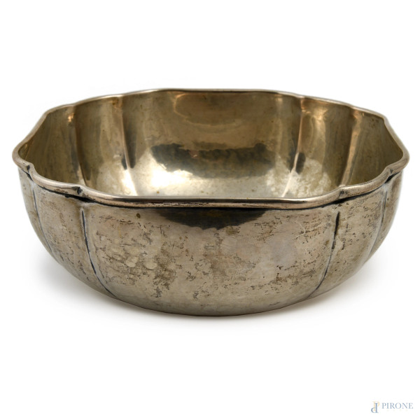 Lotto composto da due centrotavola in argento 800/000, misure massime cm 6,5x31x25, peso gr 780