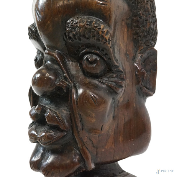 Testa d'uomo, scultura in legno intagliato, cm h 34,XX secolo, base in marmo.