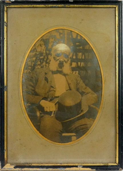 Anziano con cappello, fotografia d'epoca ai sali d'argento, ad assetto ovale, cm 33x23, entro cornice