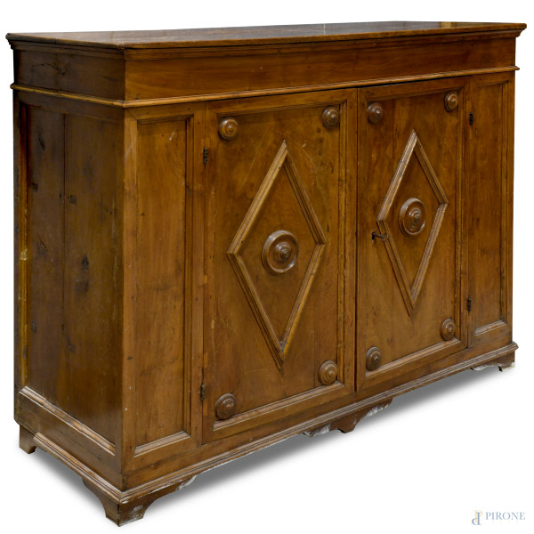 Credenza a due ante in noce, XVIII secolo, cm 124x160x61,5, (difetti)