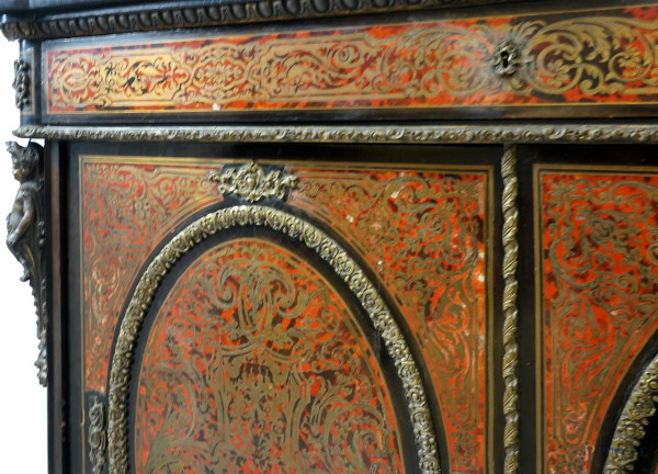 Credenza stile Boulle, XX secolo, in legno ebanizzato con intarsi e applicazioni in metallo dorat...