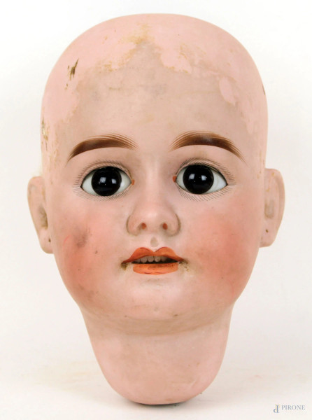 Theodor Recknagel, testa di bambola in porcellana, occhi in vetro, cm h 15, datata.