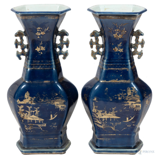 Coppia di vasi in porcellana cinese nei toni del blu con decori oro, XIX secolo, altezza cm 40, (...
