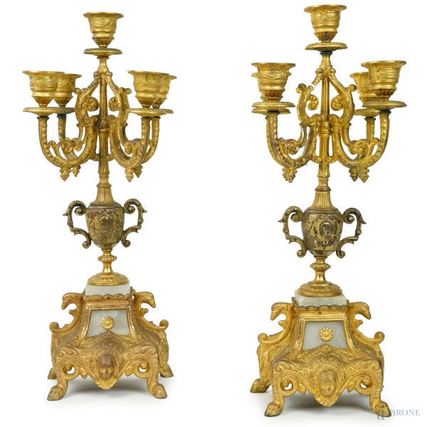 Coppia di candelabri a cinque fiamme in metallo dorato e alabastro, XX secolo, cm h 39,5x15, (difetti)