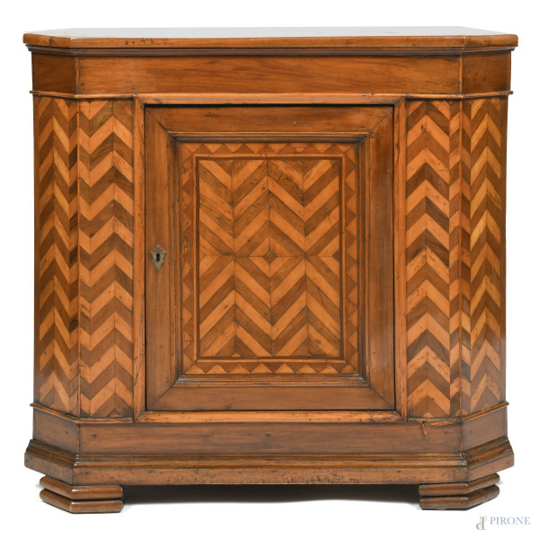 Angoliera a singola anta in legno impiallacciato e intarsiato in varie essenze, XIX secolo, cm 92x98x68, (segni di usura, scalfiture, fori di tarlo, difetti)