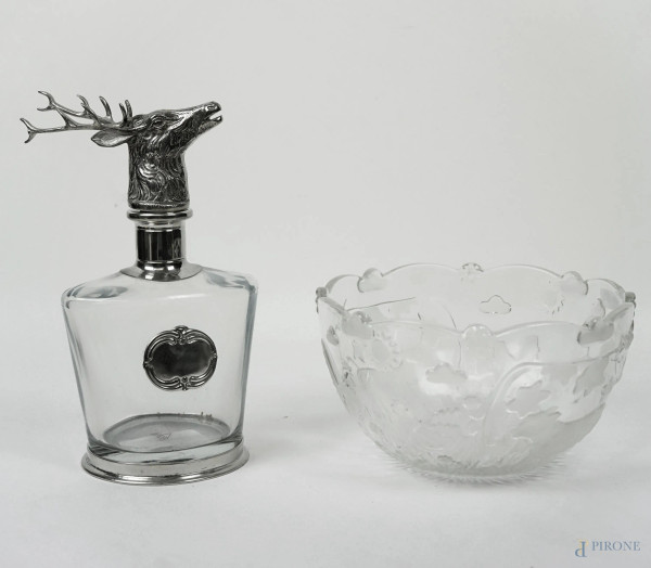 Lotto composto da un centrotavola in vetro con decoro di animali satinati ed una bottiglia con tappo a forma di alce in metallo, misure max cm 12,5x22,5, XX secolo.