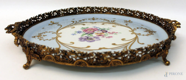 Vassoio tondo in porcellana Limoges con finiture in bronzo a decoro floreale, primi &#39;900, diametro 32,5 cm.