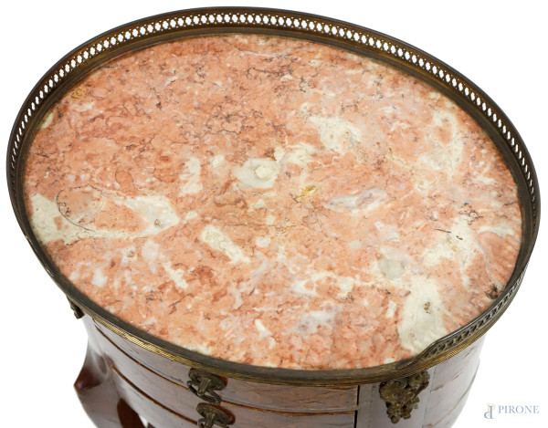 Mobiletto in legno intarsiato, prima metà del XX secolo, con piano in marmo e fronte a tre casset...