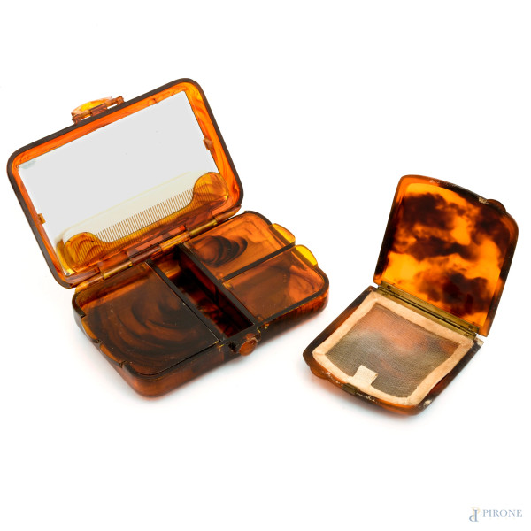 Lotto di due trousse in bachelite, XX secolo, cm 13x8, (difetti)