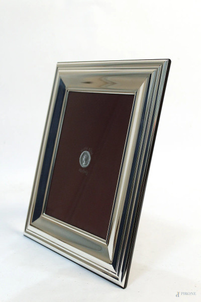 Cornice portafoto di linea rettangolare rivestita in argento, 34x28 cm.