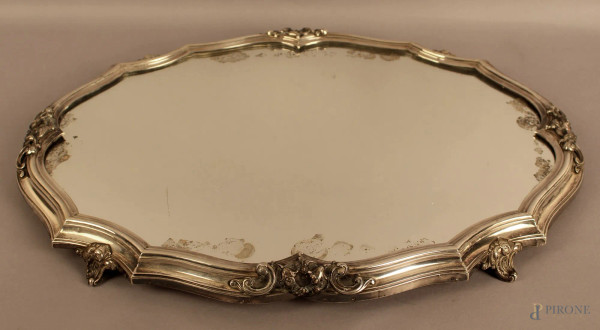 Vassoio a specchio con cornice in argento lavorato poggiante su quattro piedini, cm. 48x36, primi &#39;900.