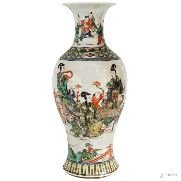 Vaso in porcellana policroma, corpo a balaustro raffigurante personaggi di corte, Cina, XX secolo, cm 47, (difetti)