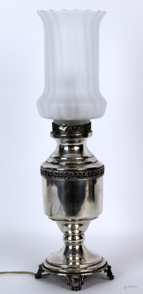 Lume in argento montato a luce elettrica, con paralume in vetro, altezza cm 39,5, XX secolo
