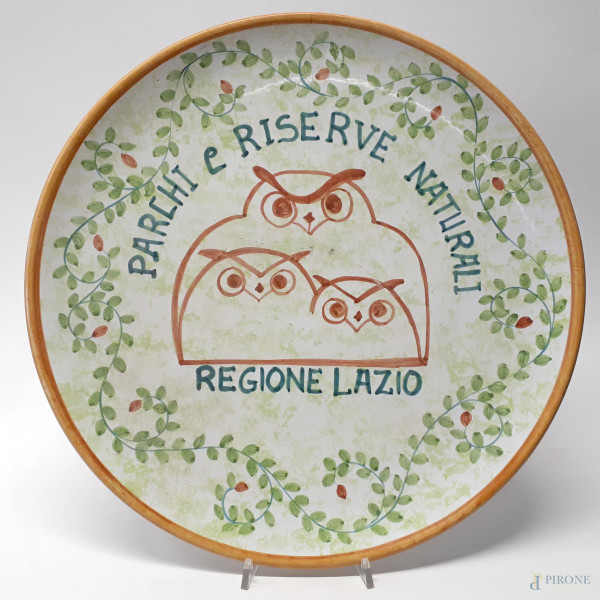 Grande piatto da parete, esemplare unico realizzato in porcellana dipinta a mano per Parchi e Riserve Naturali della Regione Lazio, diametro cm 41, produzione vintage di Ceramiche D’Urso, firmato al retro