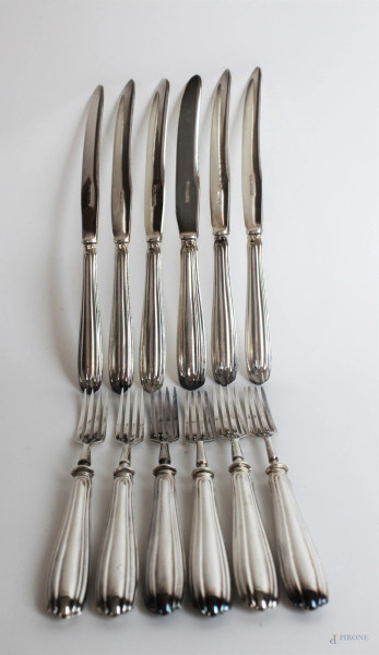Lotto di sei forchettine e sei coltelli da dolce con manici in argento, metà XX secolo