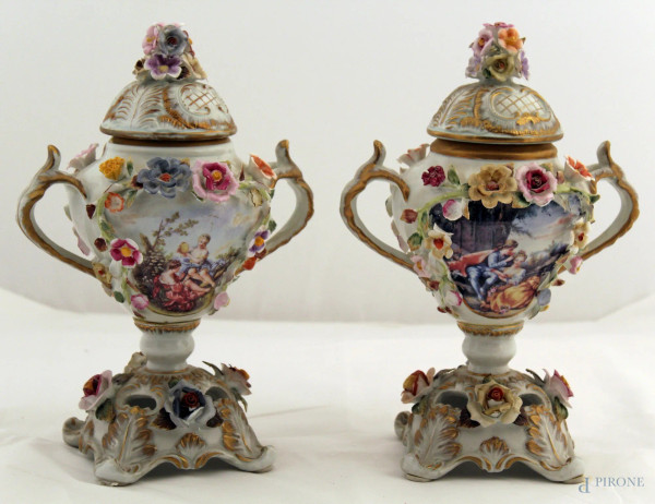 Coppia di potiches in porcellana a decoro di scena galante e fiori a rilievo, marcate, h. 26 cm