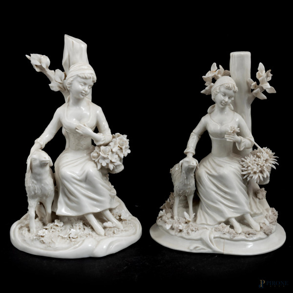 Coppia di gruppi scultorei in porcellana bianca raffiguranti due pastorelle, XX secolo, cm 17x13x11, (segni di usura, rotture, restauri, mancanze, sbeccature, difetti)