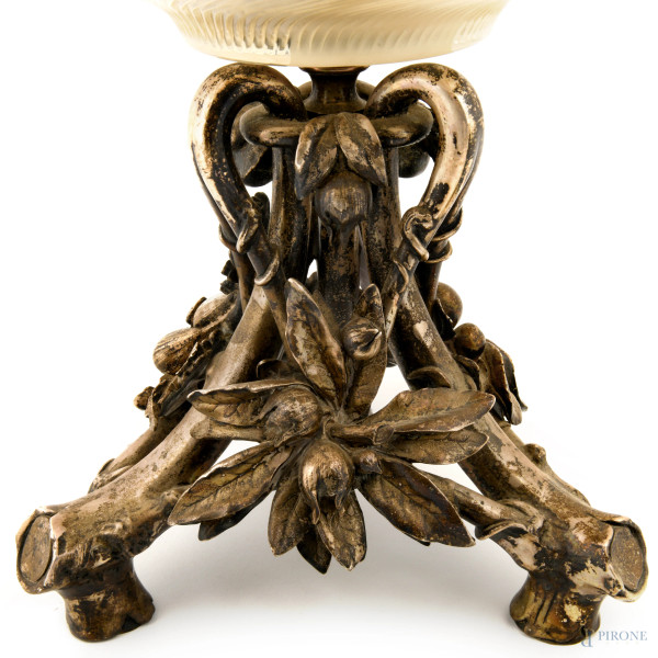 Elegante centrotavola Christofle con struttura a treppiede decorata con motivi naturalistici, a s...