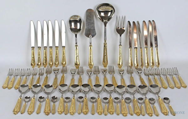 Servizio di posate in metallo argentato e dorato, composto da 12 forchette, 12 cucchiai, 12 coltelli, 12 forchettine, 12 cucchiaini, 1 paletta, 3 posate grandi da portata, (tot. 64 pz.) XX secolo