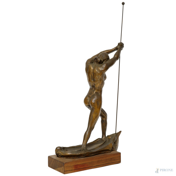 Figura su barca, multiplo in bronzo 26/57, altezza cm 58, base in legno