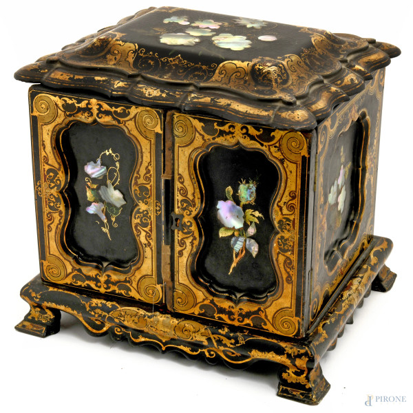 Cofanetto in legno laccato nero con ricche decorazioni dorate a motivi fitomorfi e arabeschi, inizi del XX secolo, cm 29x30x23,(difetti)