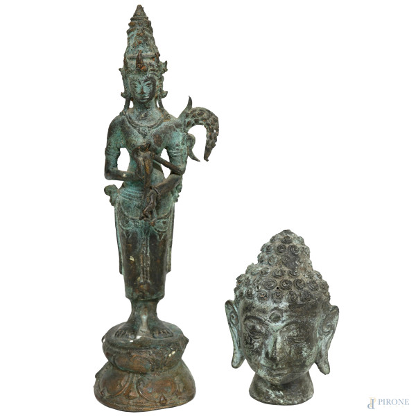 Lotto composto da una statuina in bronzo raffigurante la dea Dewi Sri e una testa di Budda in bronzo, altezza max cm 23