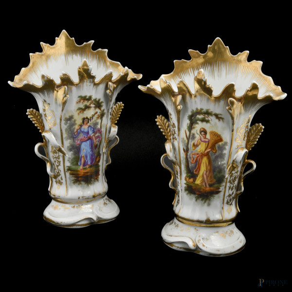 Coppia di vasi Luigi Filippo in porcellana bianca e oro con Allegoria dell'Estate e dell'Autunno, XIX secolo, altezza cm 38 (segni di usura, perdita di doratura, restauri)