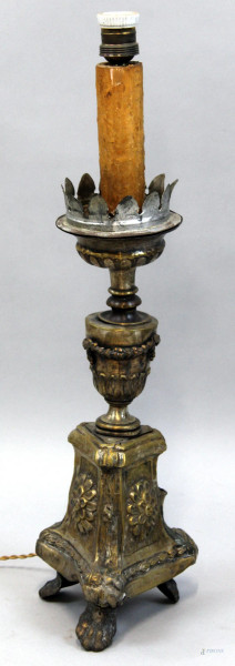 Candeliere in metallo argentato, trasformato a lampada, XIX secolo, cm h 58, (difetti)