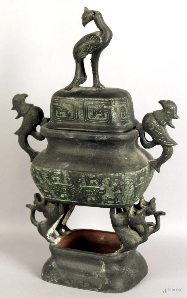Incensiere orientale in bronzo cesellato con figure zoomorfe a rilievo, altezza 41 cm.