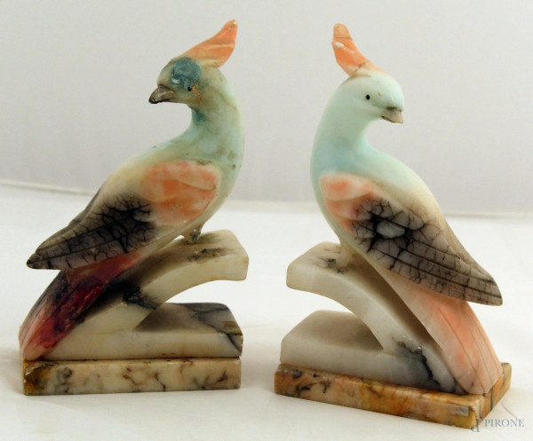 Coppia di fermalibri in alabastro a soggetto di pappagalli, (difetti), h. 23 cm